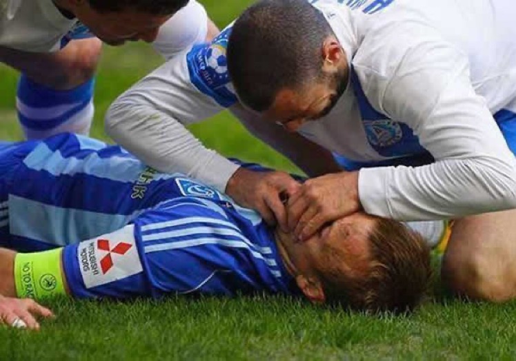 Imagen habitual intentando evitar que la víctima se trague la lengua.